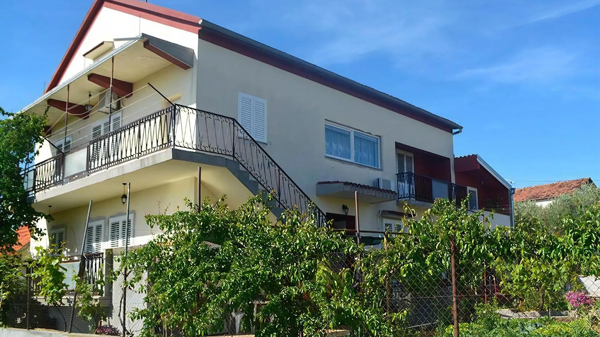 Modernes Appartement Mit Balkon contacts